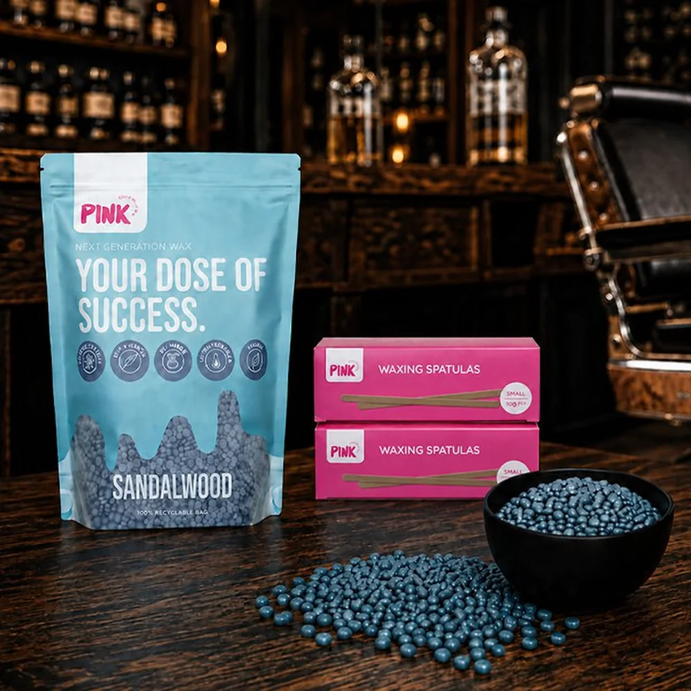 PINK Next Generation Wax Sandalwood, zwei Boxen Holzspatel und Wachsperlen in einem Barbershop.